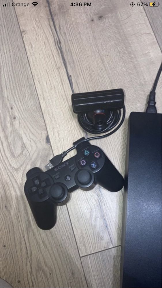 Playstation 3 z pelnym okablowaniem i kamera.