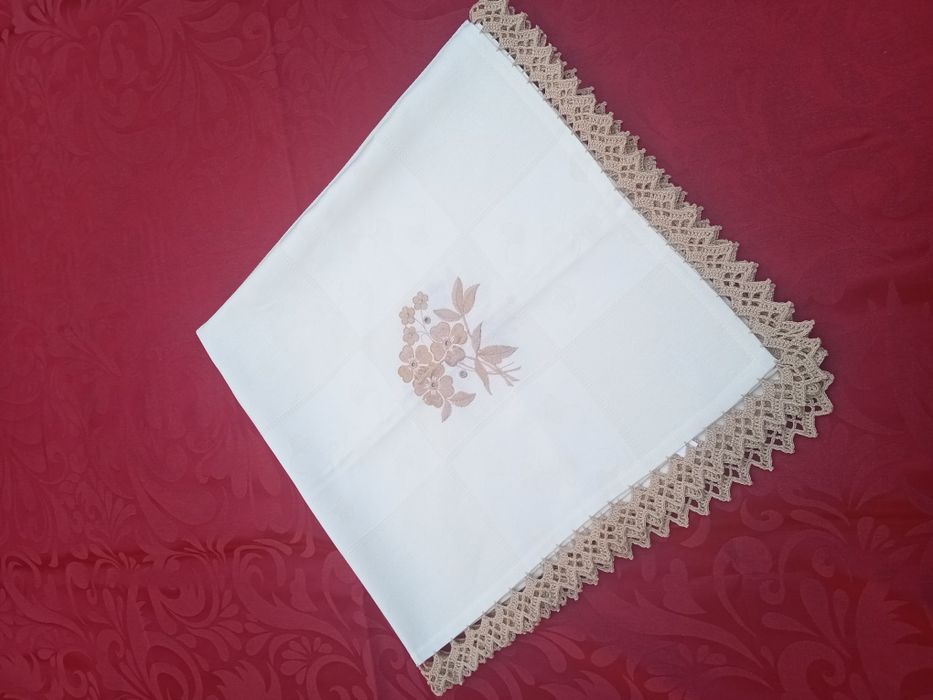 Toalha de mesa com croché