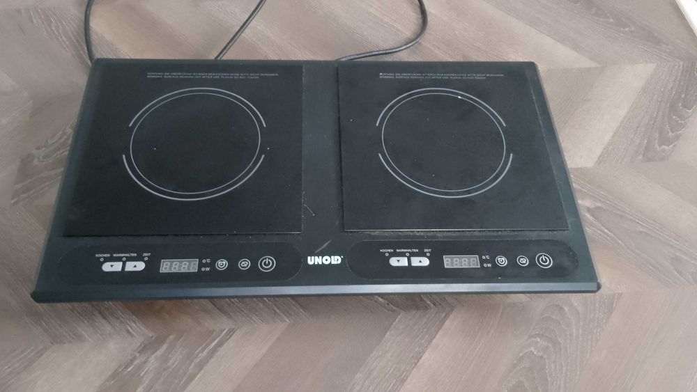 meble, drzwi, łóżko, stolik, żyrandol, obraz, stolik rtv, stary kufer