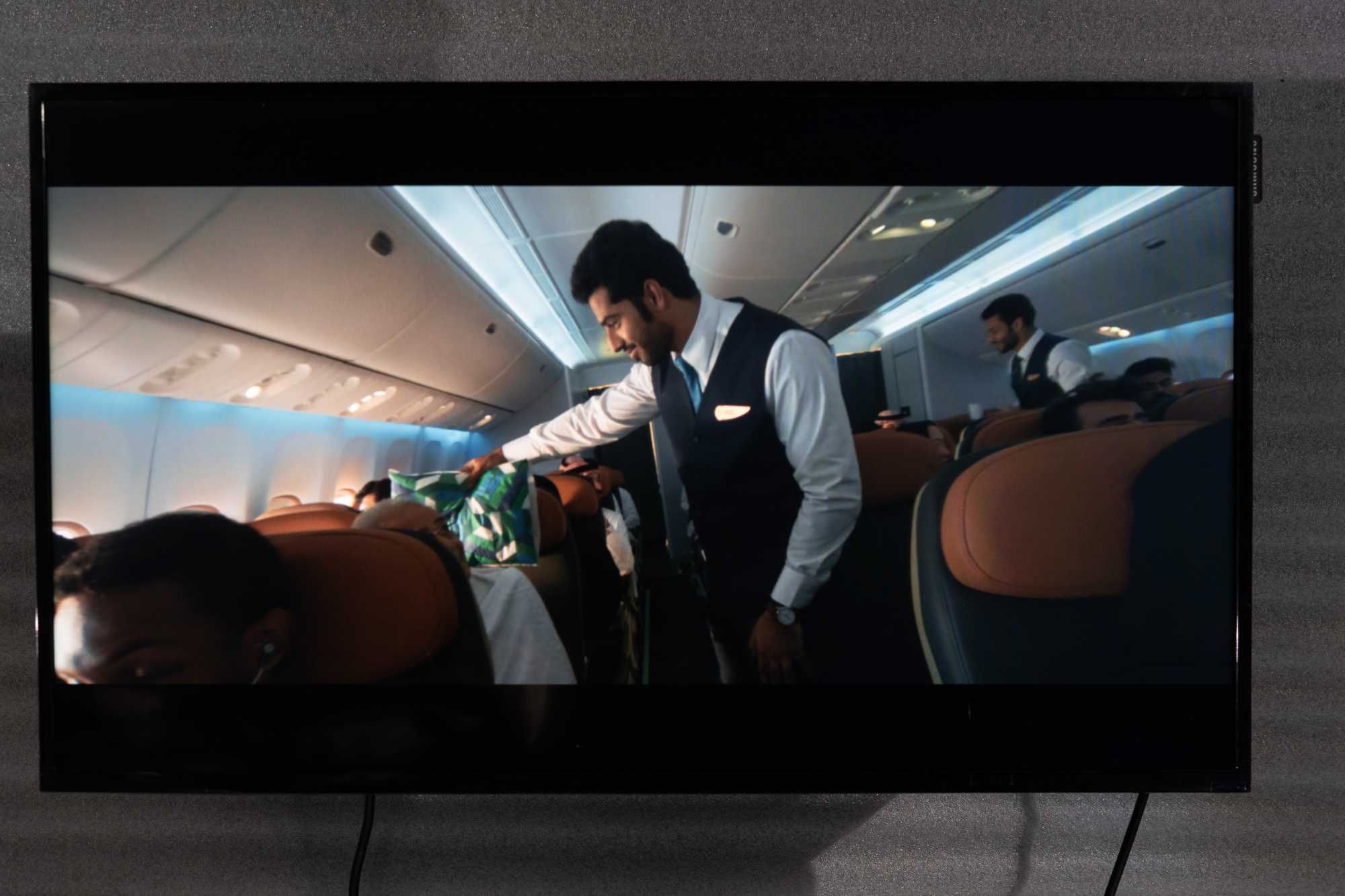 Samsung LH32DMEPLC 32” – sprawny, rysa widoczna na czarnym