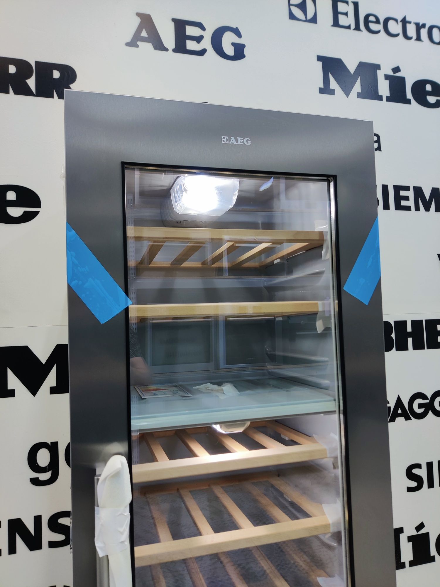 Шикарний вбудований шкаф для вина SMEG™. Фасад нерж+скло. Італія!