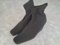 Botins pretos de cunha