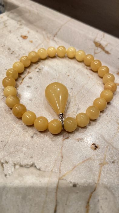 Bransoleta z bursztynu , kulka z zawieszką