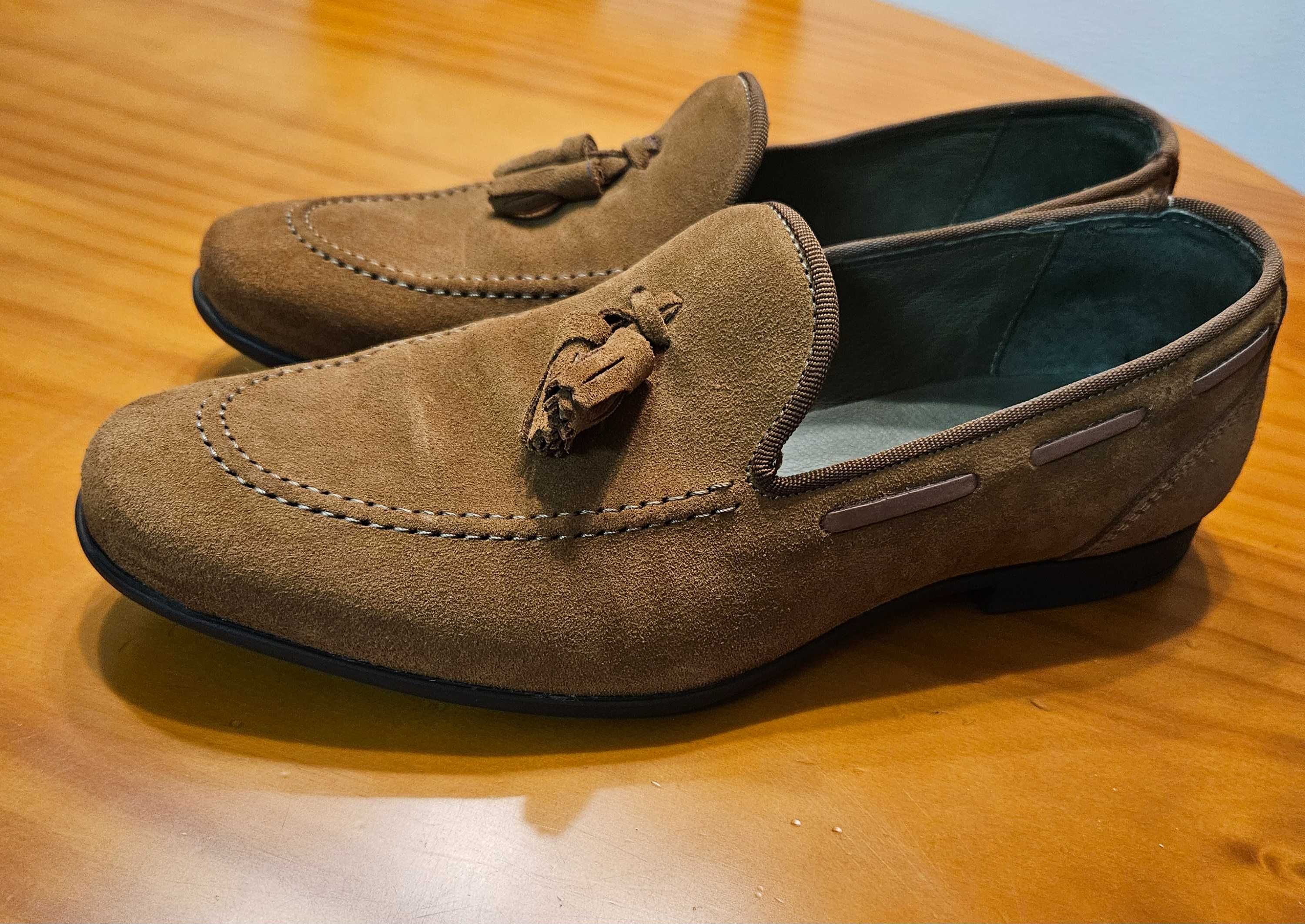 Sapatos em camurça número 40 , usados apenas uma vez , estado novo
