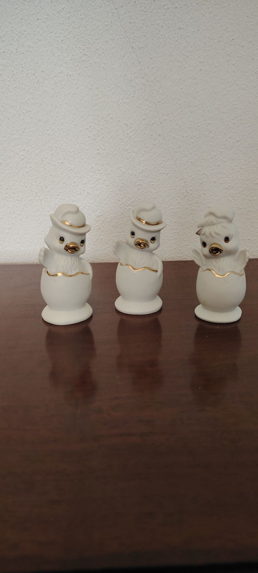 Várias peças de porcelana