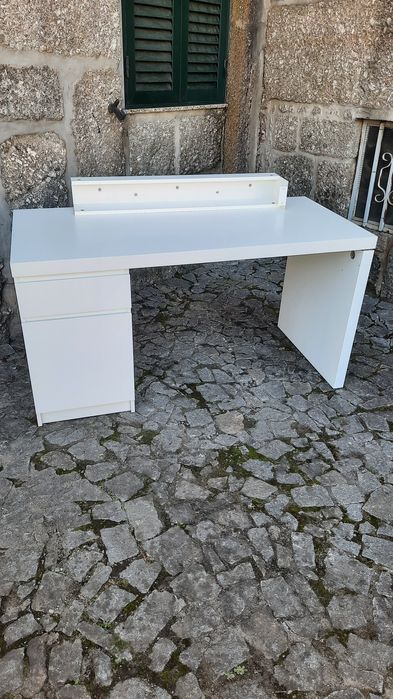 Secretária nova, ainda por montar