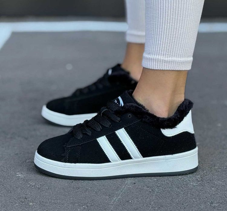 Женские зимние замшевые кеды кроссовки черные на меху