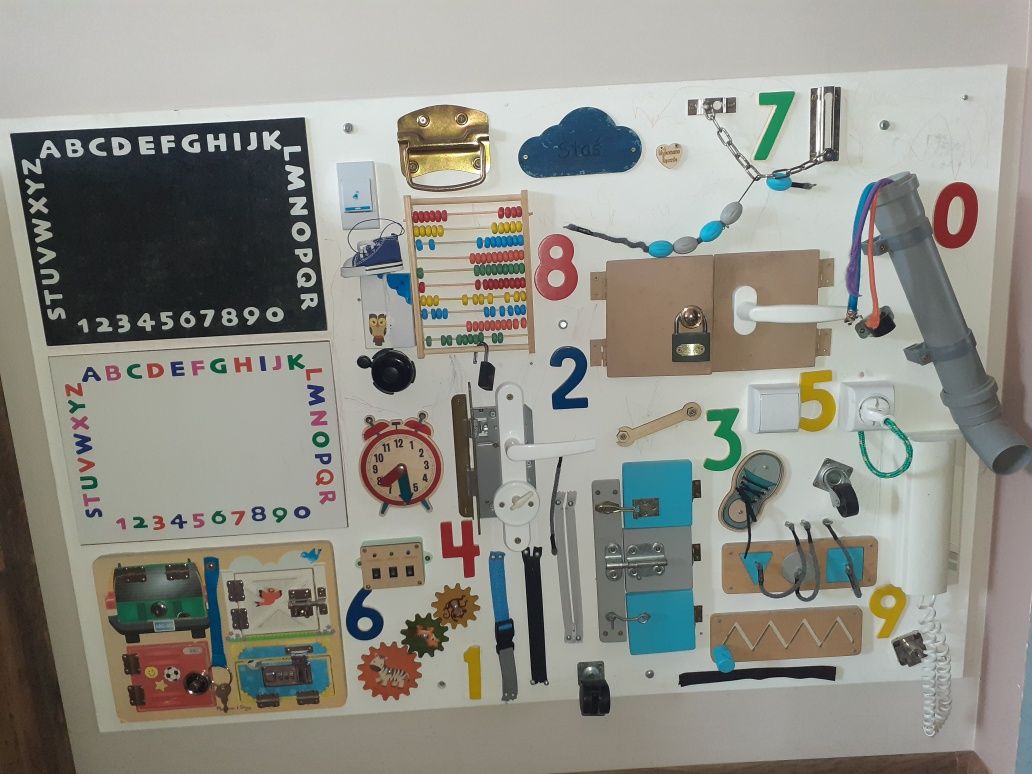 Ogromna tablica manipulacyjna edukacyjna na ścianę