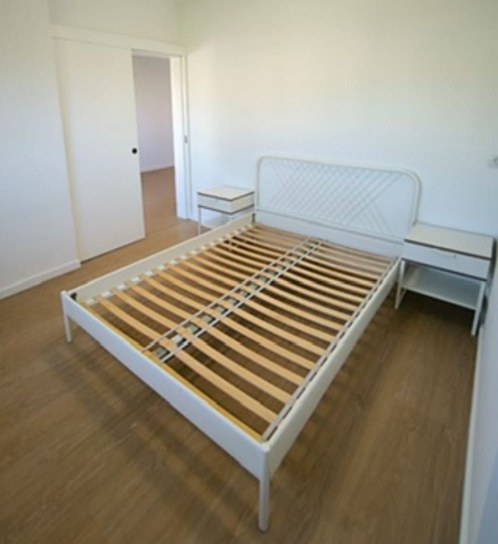 Cama em ferro + oferta de 2 mesinhas de cabeceira