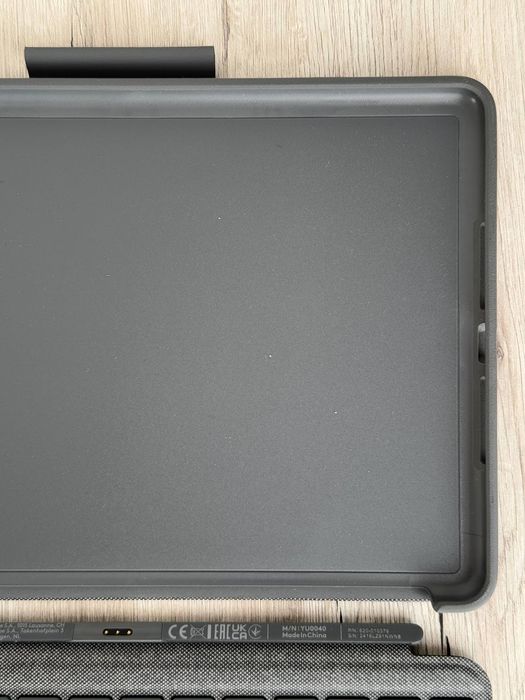 Чохол-клавіатура Logitech Combo Touch для iPad (7-го та 8-го поколінь)