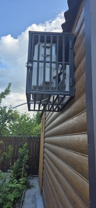 Продам шикарну дачу в якій можна жити поруч блакитні озера