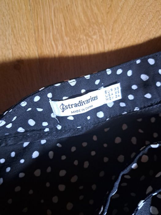 Saia-calção preta ás bolinhas brancas Stradivarius XS