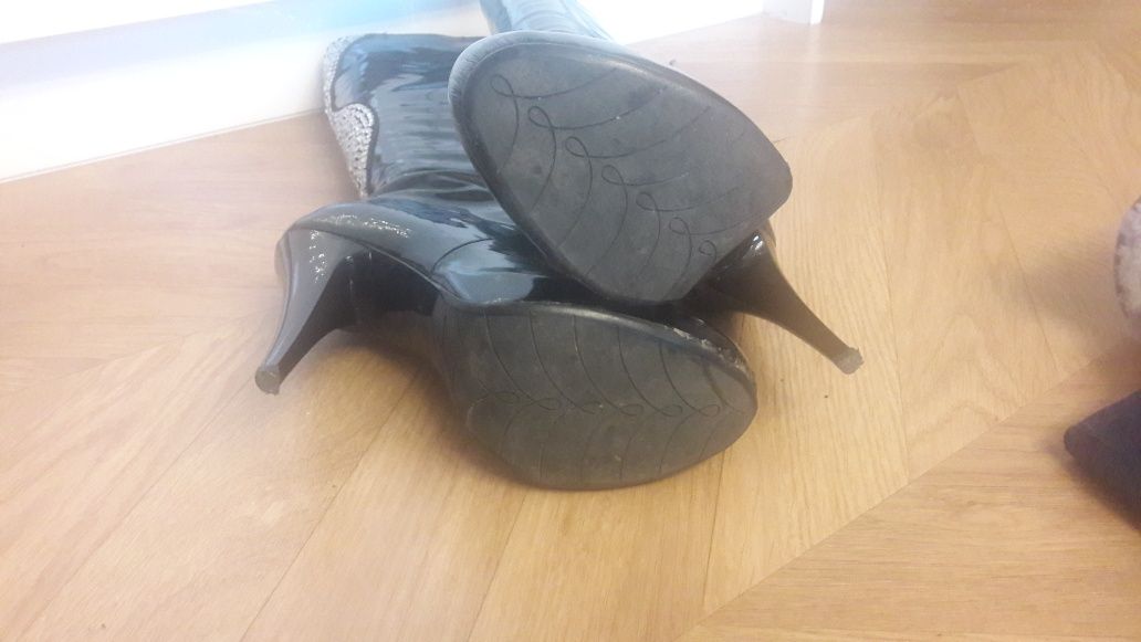 Buty skórzane z kamieniami Svaroskieg