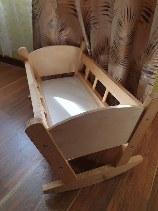 Ślicze łóżeczko dla lali, zabawka bujane drewniane. Zabawka 1+ montre