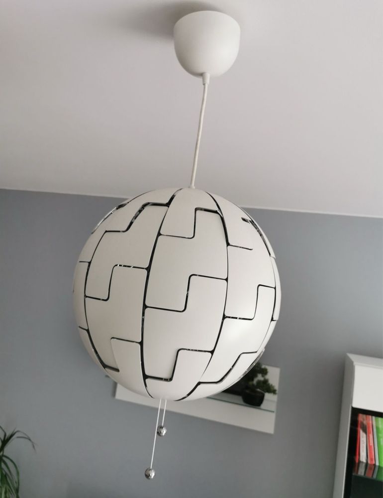 Designerska lampa sufitowa kula – 2w1: dekoracja i funkcjonalność!