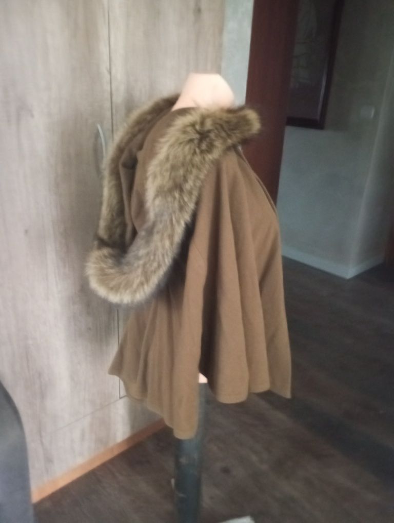 Peleryna z obszyciem futrzanym