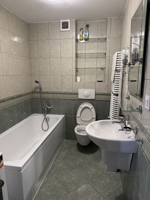 Do wynajecia w centrum Żywca kawalerka kompletnie umeblowana i wyp.