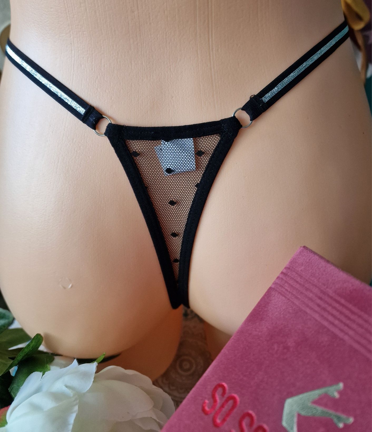 Seksowne koronkowe stringi damskie z frędzlami.