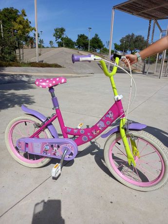 Bicicleta de criança com oferta de patins