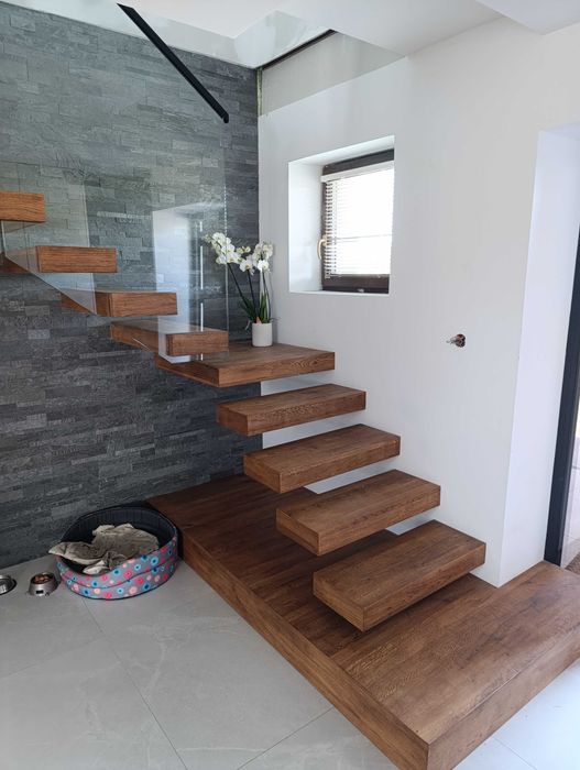 Schody półkowe wspornikowe wiszące Producent