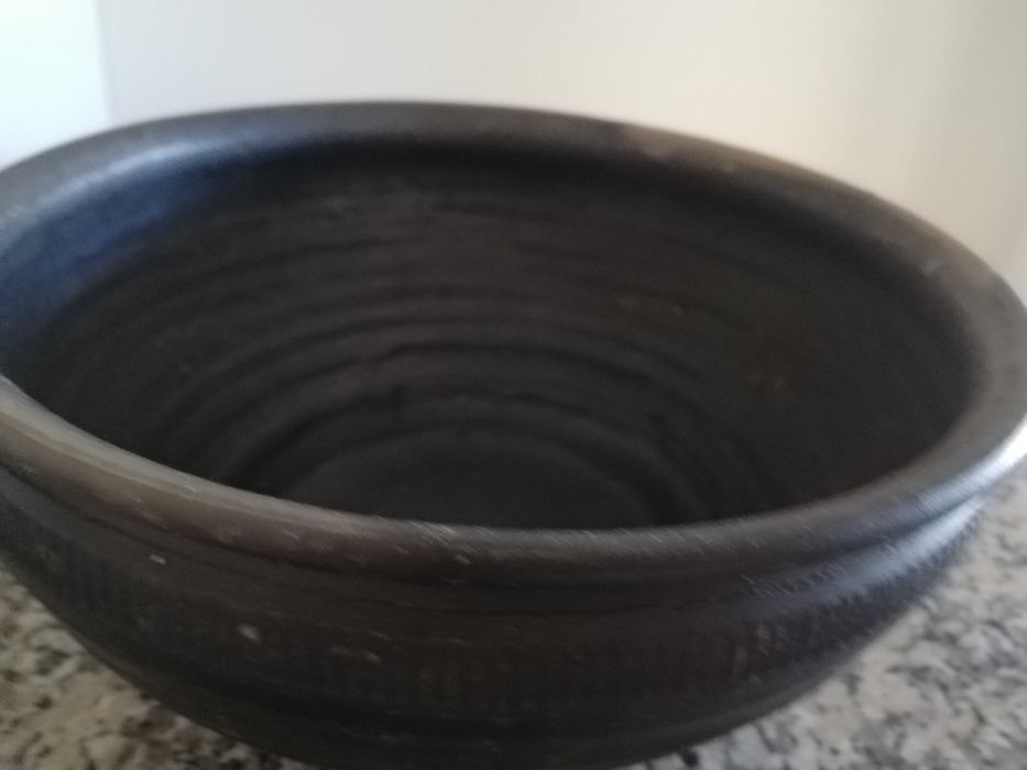 Bacia em barro preto