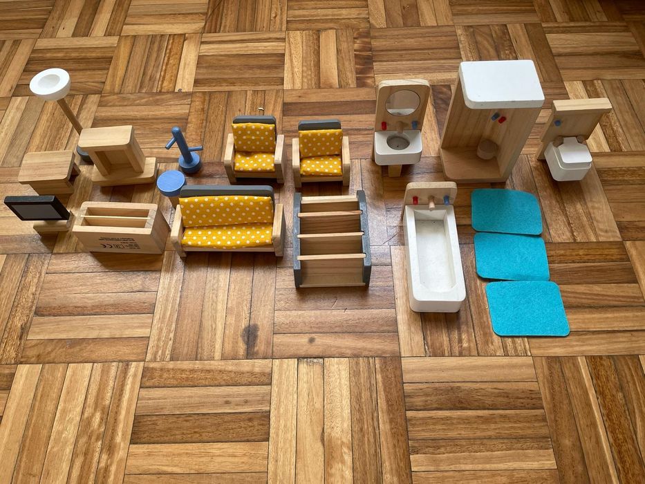 Brinquedos de madeira: conjunto  de mobília
