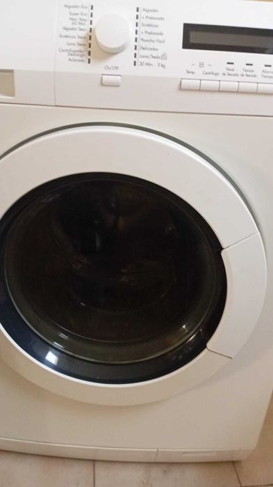 Máquina de lavar roupa e secar aeg