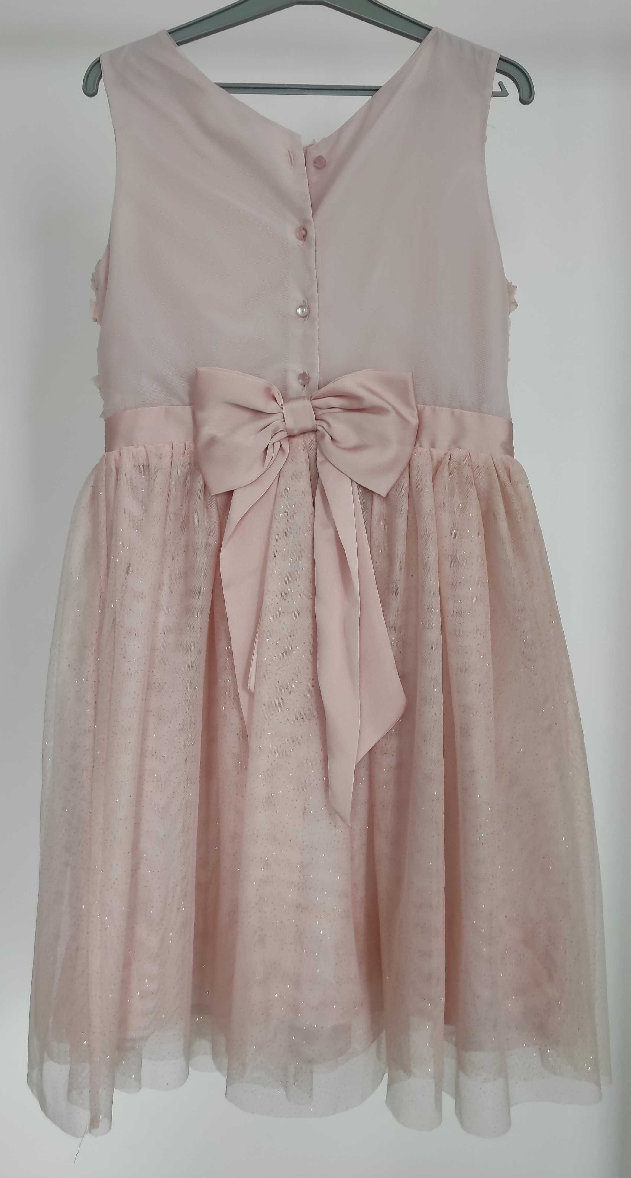 Różowa sukienka 140