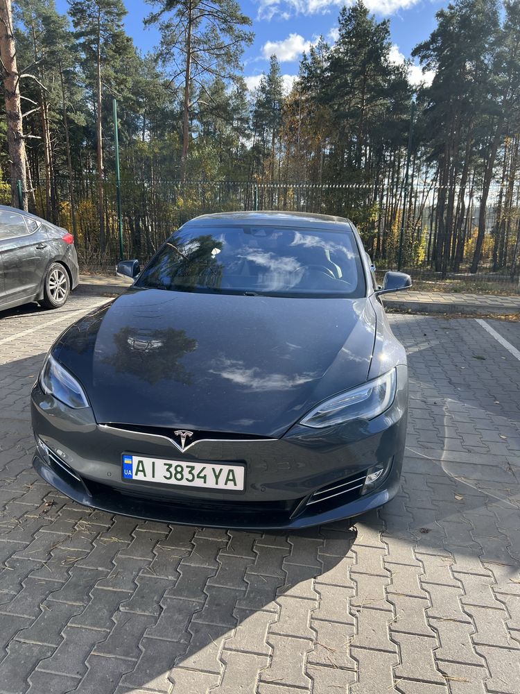 Авто Тesla Модел S