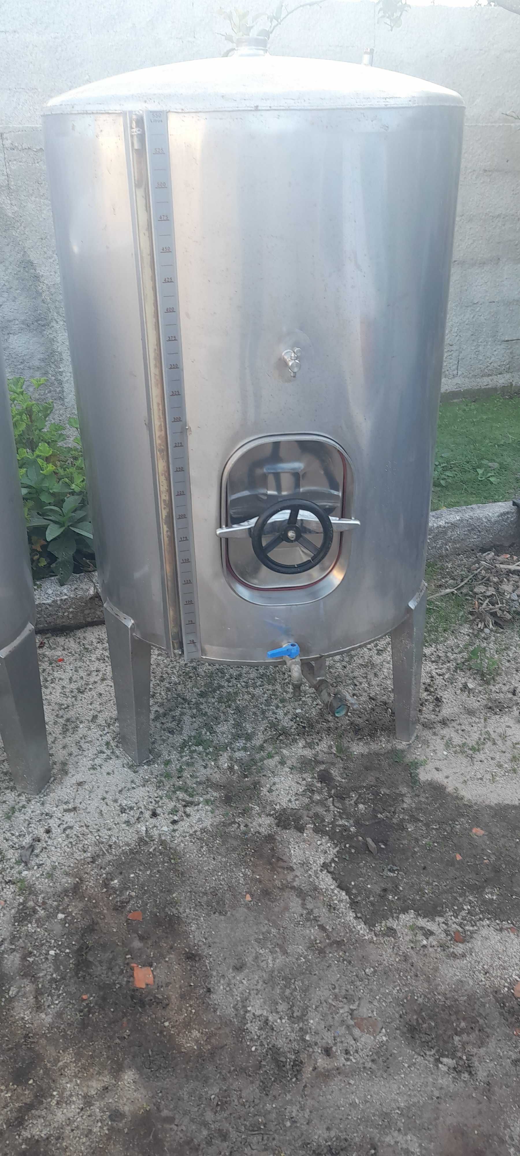 Cubas de vinho em inox