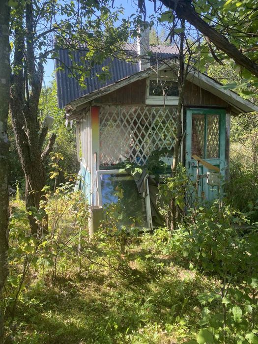 Продаж дачний будинок і прилегла земля