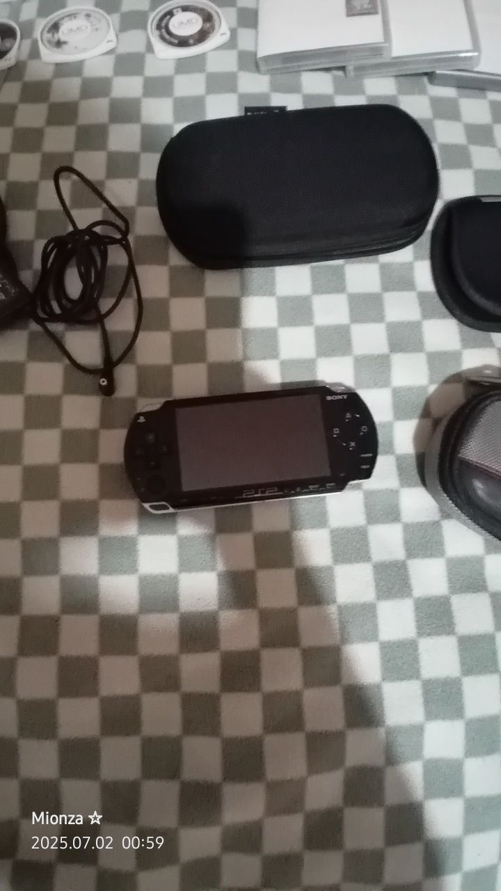 PSP com vários acessórios e 25 jogos