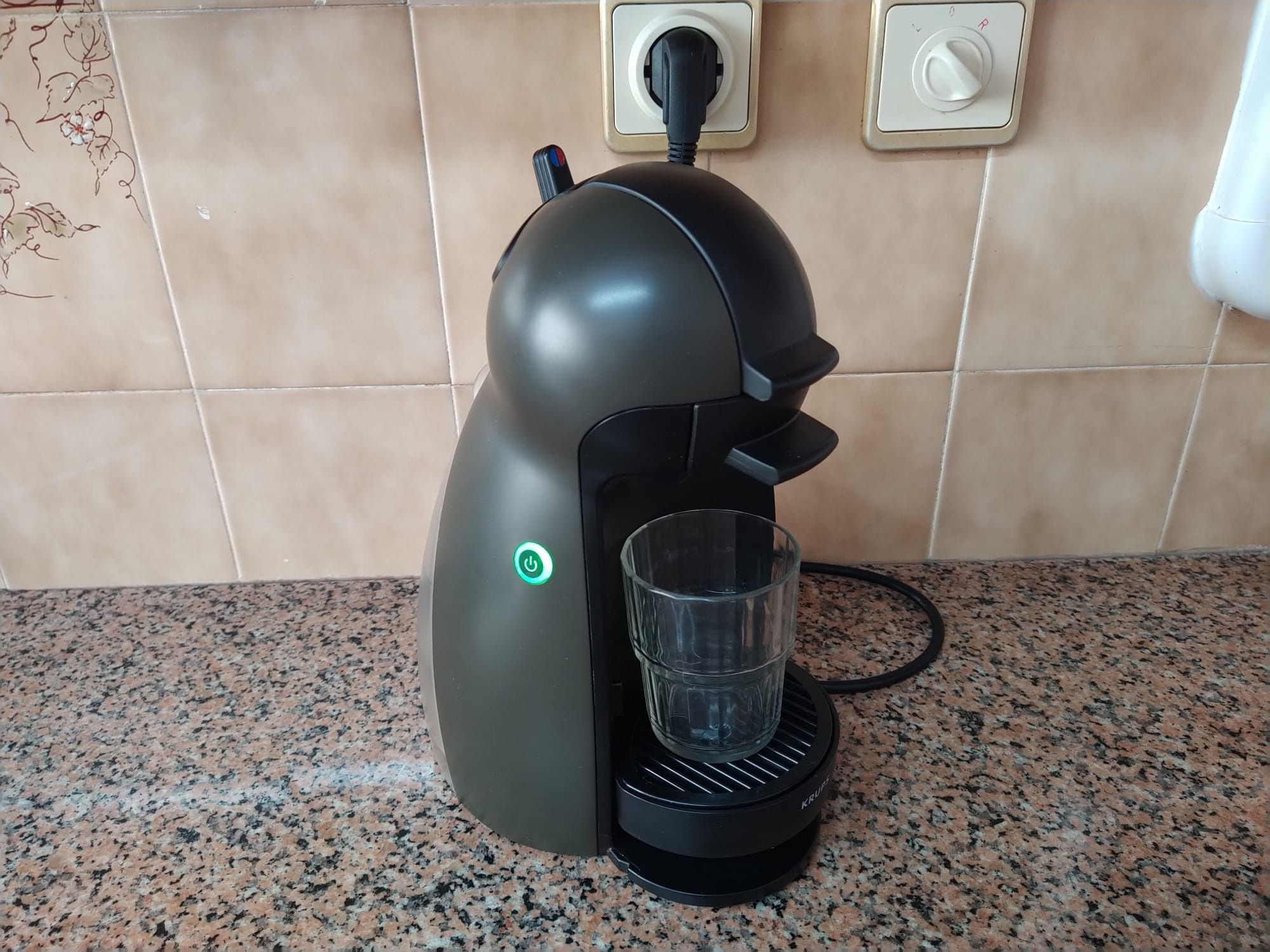 Máquina de café Dolce Gusto Krups cafeteira casa quarto apartamento.