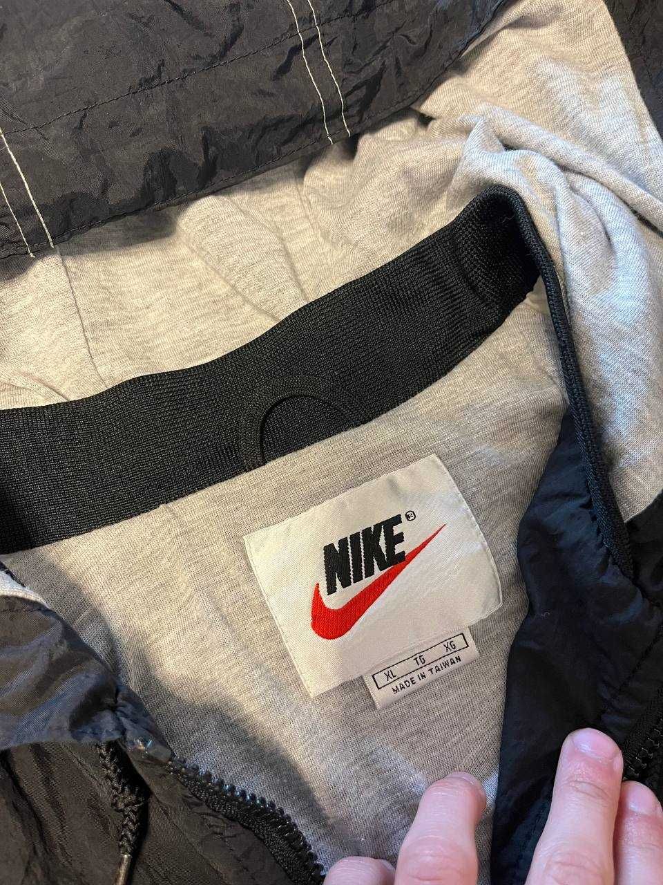 Вінтажна нейлонова куртка Nike