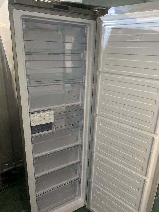 Arca Beko congeladora cinza