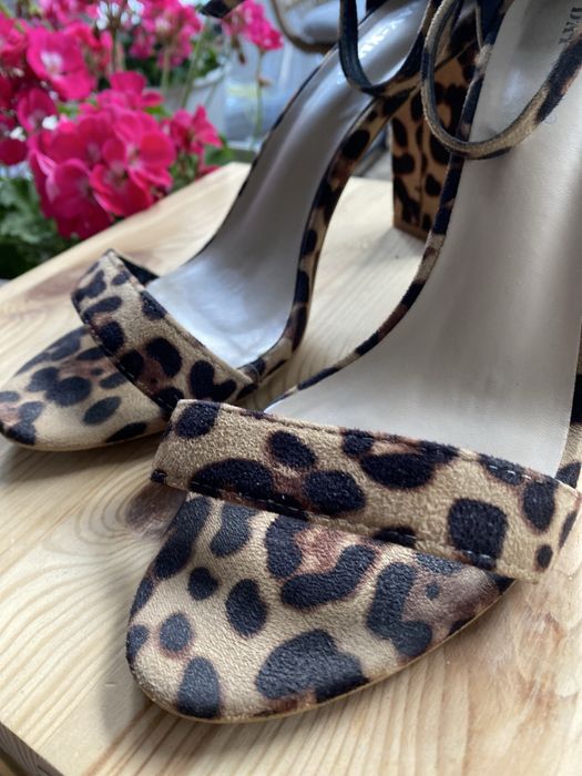 Sandaly na obcasie w panterke 41