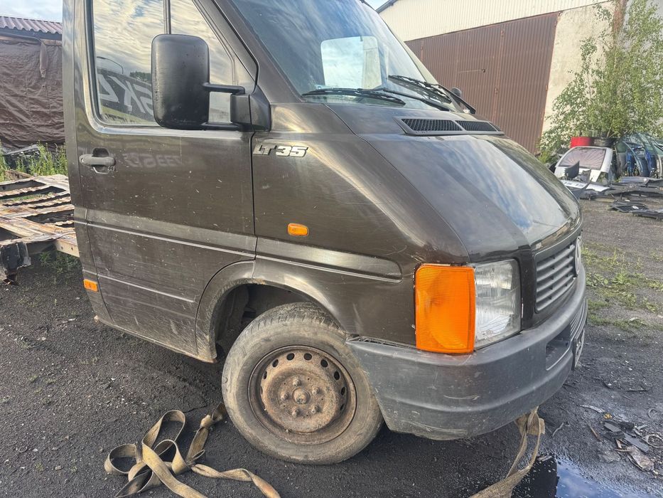 Volkswagen lt35 sprinter 903 brazowe brazowa   Drzwi prawe lewe przednie -400zl   Błotnik lewy 250zl   Maska brazowa 300zk   Lampa prawa lewa przednia -150 zł szt  Kierunkowskaz prawy lewy 50zl   Zderzak przód przedni 250 zł   Lusterko prawe lewe 100 zł