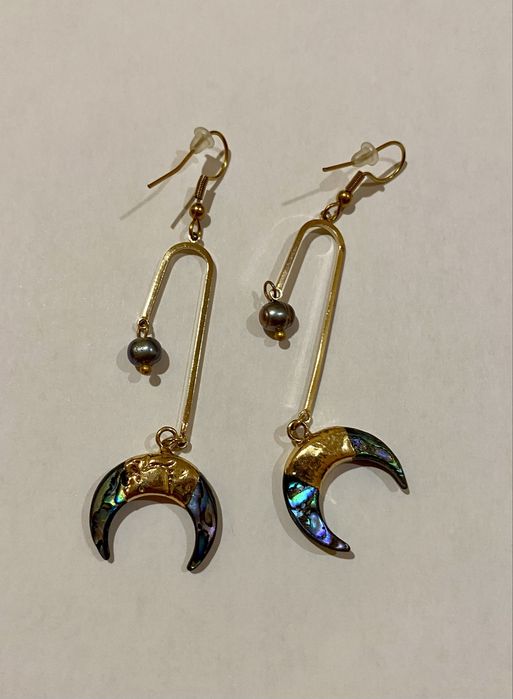 Британія Стильні сережки півмісяці з чорними перлами