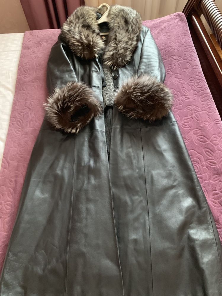 Шкіряне чорне довге пальто з хутром чорнобурки