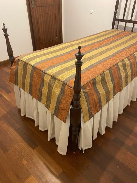 Cama de solteiro antiga sem colchão
