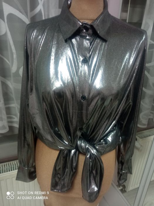 Piękna metaliczna srebrna koszula