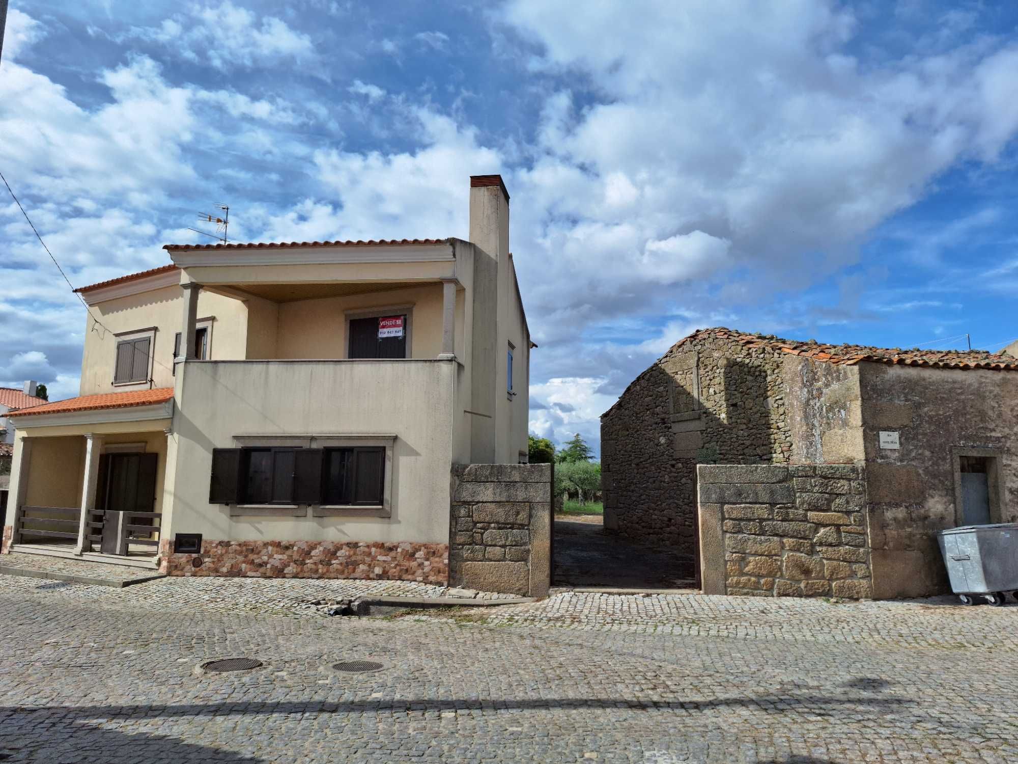 Moradia T4 com terreno - Mata de Lobos (Figueira de Castelo Rodrigo)