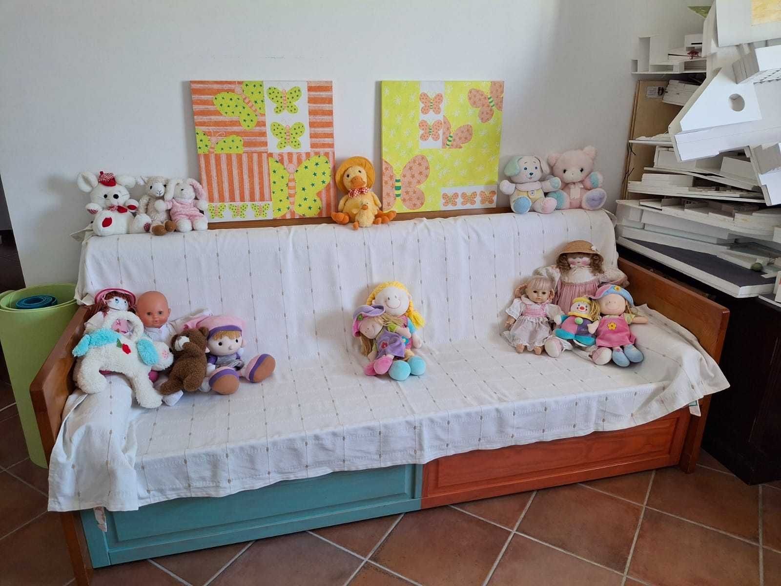Cama dupla em madeira tipo estúdio, como nova