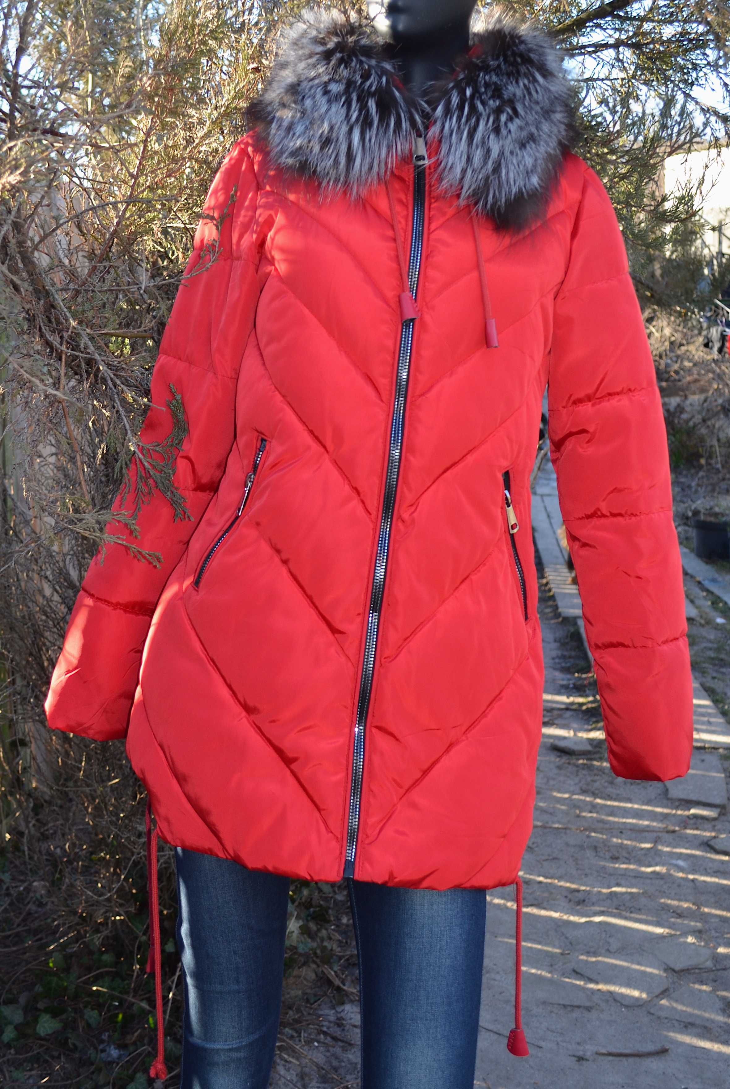 Классная зимняя теплая яркая куртка с натуральным мехом чернобурки