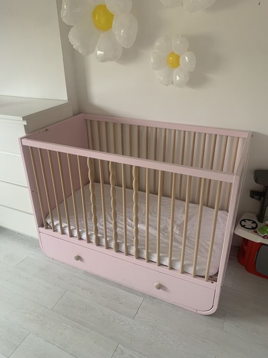 Berço IKEA MYLLRA rosa