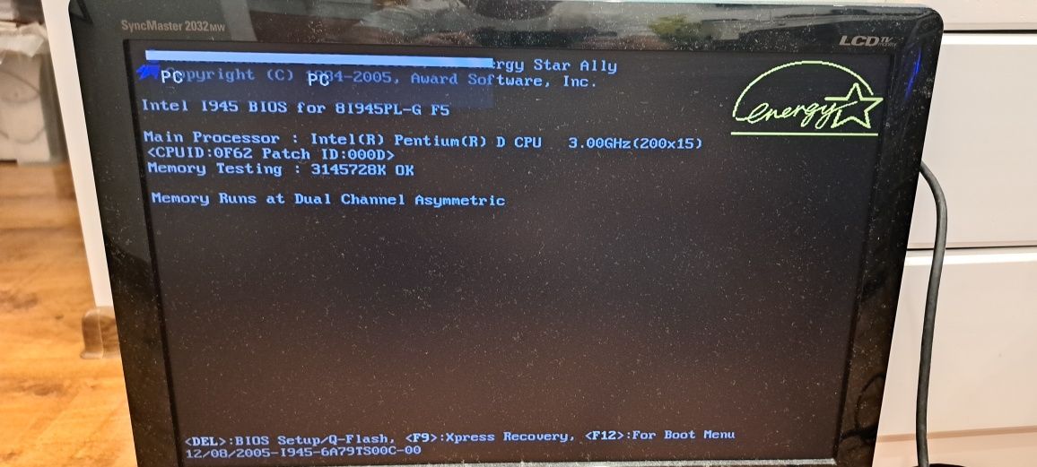 Komputer z monitorem