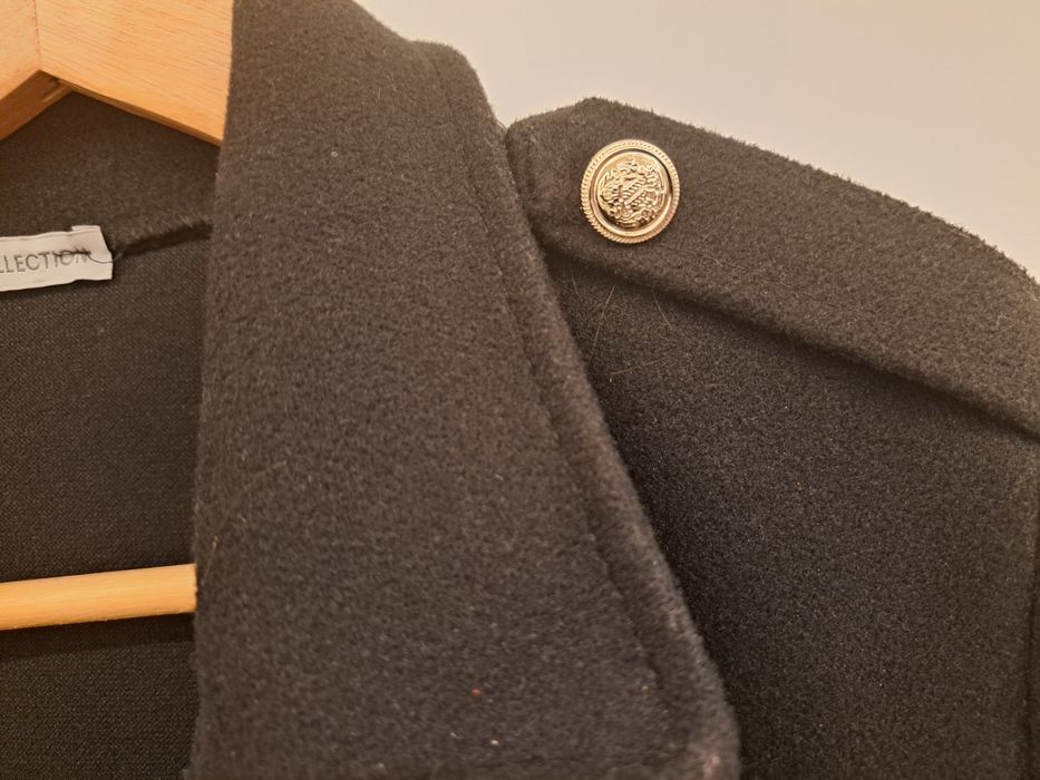 Sobretudo comprigo cor preta, vom cinto e botões no ombro