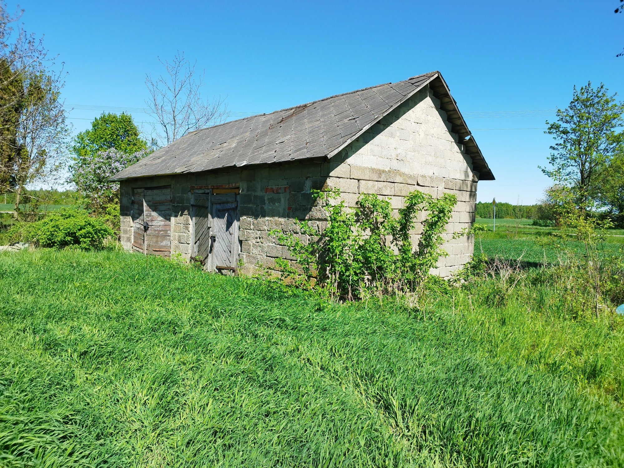 Siedlisko, dom drewniany, garaż,
