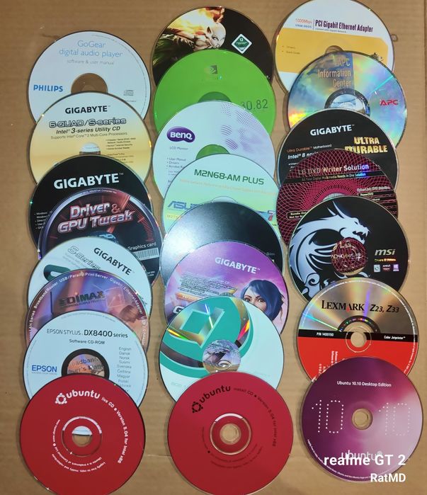Płyty CD/dvd ze sterownikami , plus 2 wersje Ubuntu