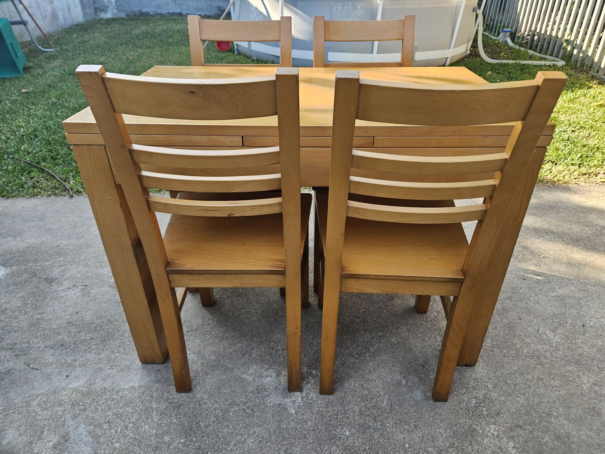 Mesa com 4 cadeiras